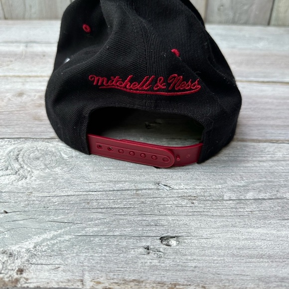 MIAMI HEAT Mitchell n Ness Hat Black Red Embroidered Brim Snapback Cap - Picture 3 of 8